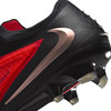 Detail der Rückseite eines schwarzen Nike Fußballschuhs mit rotem Akzent und Logo.