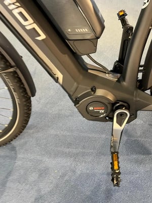 Detail eines Bosch E-Bikes mit Pedal und Rahmen. Detail eines Bosch E-Bikes mit Pedal und Rahmen.