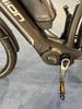 Detail eines Bosch E-Bikes mit Pedal und Rahmen.