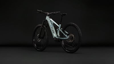 Modernes Cube E-Bike mit Federung und robustem Rahmen vor dunklem Hintergrund. Modernes Cube E-Bike mit Federung und robustem Rahmen vor dunklem Hintergrund.