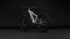 Modernes Cube E-Bike mit Federung und robustem Rahmen vor dunklem Hintergrund.