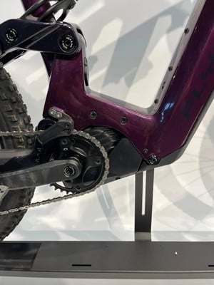 Detail eines E-Bikes mit violettem Rahmen und Kette. Detail eines E-Bikes mit violettem Rahmen und Kette.