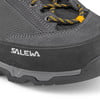 Detail eines Salewa-Schuhs mit Schnürsenkeln und Markenlogo in dunkler Farbe.
