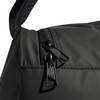 Detail eines Reißverschlusses mit Adidas-Logo auf einem schwarzen Rucksack.