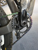 Bunter Fahrradkettenring am Mountainbike mit schwarzem Kettenblatt und SRAM-Kurbel.