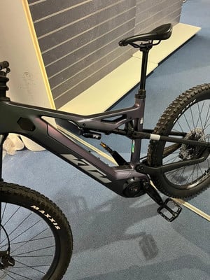 Detail eines Mountain-E-Bikes mit Dämpfer und Maxxis-Reifen. Detail eines Mountain-E-Bikes mit Dämpfer und Maxxis-Reifen.