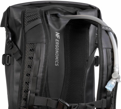 Rückseite eines schwarzen Rucksacks mit Trinksystem und der Aufschrift NF ERGONOMICS. Rückseite eines schwarzen Rucksacks mit Trinksystem und der Aufschrift NF ERGONOMICS.