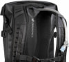 Rückseite eines schwarzen Rucksacks mit Trinksystem und der Aufschrift NF ERGONOMICS.