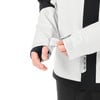 Ein Mann passt den Ärmel einer weißen Jacke mit schwarzen Streifen an.