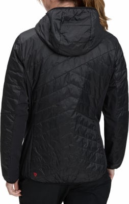 Rückansicht einer schwarzen gesteppten Jacke mit Kapuze und rotem Logo. Rückansicht einer schwarzen gesteppten Jacke mit Kapuze und rotem Logo.