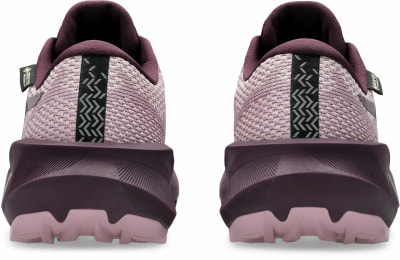 Rückansicht eines Paares Damen-Laufschuhe mit Gummisohle. Rückansicht eines Paares Damen-Laufschuhe mit Gummisohle.