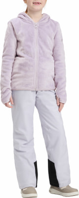 Mädchen in einem lila Fleece-Hoodie und hellgrauer Hose mit schwarzen Details. Mädchen in einem lila Fleece-Hoodie und hellgrauer Hose mit schwarzen Details.
