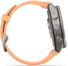 Detail einer Smartwatch mit orangefarbenem Armband und Metallgehäuse.