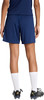 Rückansicht einer Person in dunkelblauen Shorts und weißen Socken mit Fußballschuhen.
