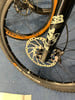 Vorderrad eines Mountainbikes mit Scheibenbremse und Fox-Gabel.