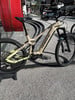 Ein Haibike Mountain E-Bike steht auf dem Bürgersteig vor einem Gebäude mit roter Fassade.