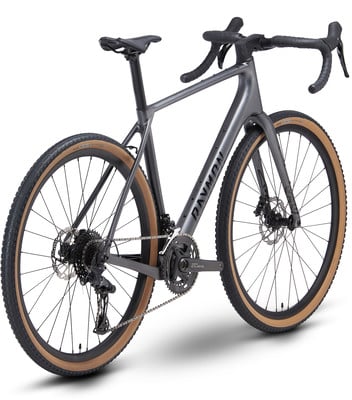 Grauer Gravelbike-Rahmen mit schwarzen Rädern und braunen Reifen. Grauer Gravelbike-Rahmen mit schwarzen Rädern und braunen Reifen.