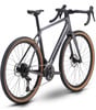 Grauer Gravelbike-Rahmen mit schwarzen Rädern und braunen Reifen.