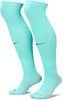 Ein Paar helltürkisfarbene Fußballsocken mit Nike-Logo.