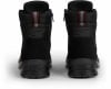 Schwarze Winterstiefel mit seitlichem Reißverschluss und rot-grauem Streifen oben.