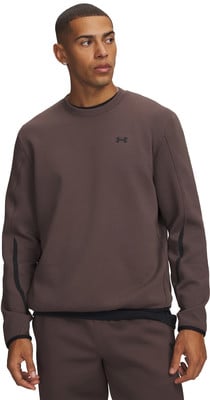 Ein Mann in einem braunen Sweatshirt mit Under Armour-Logo auf der Brust und schwarzen Details. Ein Mann in einem braunen Sweatshirt mit Under Armour-Logo auf der Brust und schwarzen Details.