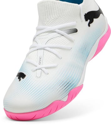 Weißer Puma-Fußballschuh mit pinker Sohle und blauem Muster.