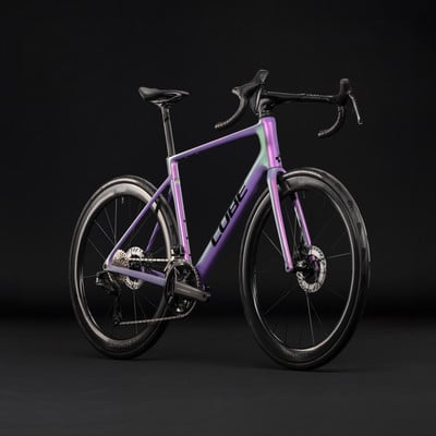 Lila Cube Rennrad mit glänzendem Lack und schwarzen Laufrädern. Lila Cube Rennrad mit glänzendem Lack und schwarzen Laufrädern.