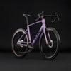 Lila Cube Rennrad mit glänzendem Lack und schwarzen Laufrädern.