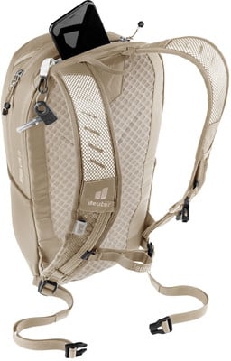 Rückseite eines beigen Deuter-Rucksacks mit Handytasche und Schlüssel. Rückseite eines beigen Deuter-Rucksacks mit Handytasche und Schlüssel.