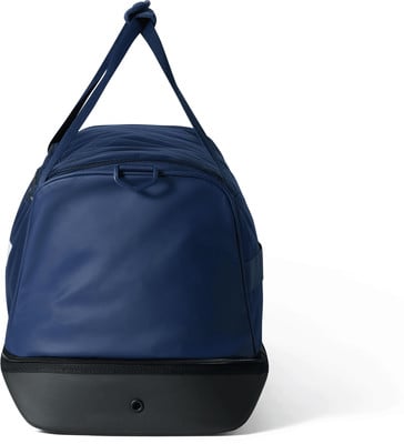 Dunkelblaue Sporttasche mit schwarzem Boden und Trägern.
