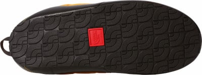 Podrážka žltej topánky s logom The North Face a vzorom. Podrážka žltej topánky s logom The North Face a vzorom.