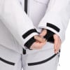 Detail der Ärmel einer weißen Jacke mit schwarzen Bündchen und Klettverschluss.