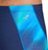 Detail einer Badehose mit blau-grünem Streifenmuster und Logo.