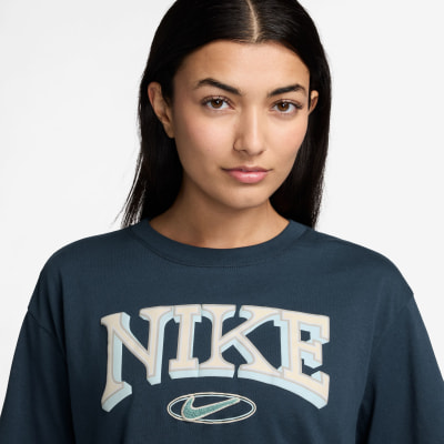 Nike Sportswear Varzity női póló