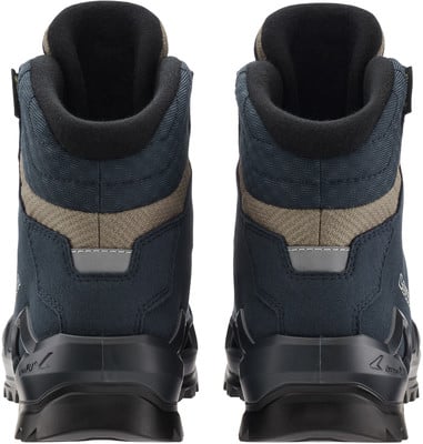 Rückansicht eines Paares dunkelblauer Wanderschuhe mit beige und schwarzen Details. Rückansicht eines Paares dunkelblauer Wanderschuhe mit beige und schwarzen Details.