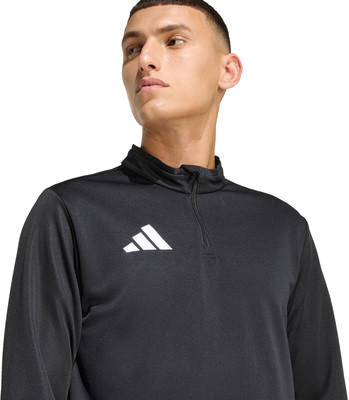 Ein Mann in einem schwarzen Oberteil mit Adidas-Logo. Ein Mann in einem schwarzen Oberteil mit Adidas-Logo.