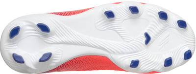 Fußballschuhsohle mit roten und weißen Elementen und blauen Stollen. Fußballschuhsohle mit roten und weißen Elementen und blauen Stollen.