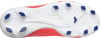 Fußballschuhsohle mit roten und weißen Elementen und blauen Stollen.