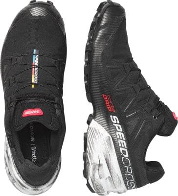Schwarze Salomon Speedcross Laufschuhe mit weißem Muster auf der Sohle. Schwarze Salomon Speedcross Laufschuhe mit weißem Muster auf der Sohle.