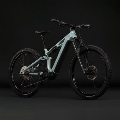 Modernes vollgefedertes E-Bike in mattem Hellblau. Modernes vollgefedertes E-Bike in mattem Hellblau.