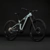 Modernes vollgefedertes E-Bike in mattem Hellblau.