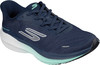Dunkelblaue Skechers Laufschuhe mit weißem Logo und türkisfarbenen Akzenten.