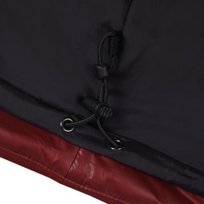 Detail eines Kordelzugs mit Stopper an schwarzer und weinroter Kleidung. Detail eines Kordelzugs mit Stopper an schwarzer und weinroter Kleidung.