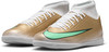 Goldene Fußballschuhe mit weißen Schnürsenkeln und grünem Nike-Logo.