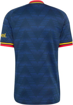 Rückseite eines dunkelblauen T-Shirts mit rot-gelben Streifen an den Ärmelbündchen. Rückseite eines dunkelblauen T-Shirts mit rot-gelben Streifen an den Ärmelbündchen.