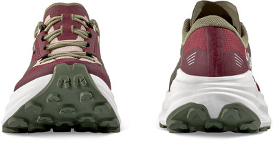 Vorder- und Rückansicht von Laufschuhen in dunkelrot und olivgrün.