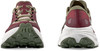 Vorder- und Rückansicht von Laufschuhen in dunkelrot und olivgrün.
