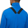 Rückansicht einer blauen Jacke mit weißen Streifen und schwarzen Trägern.