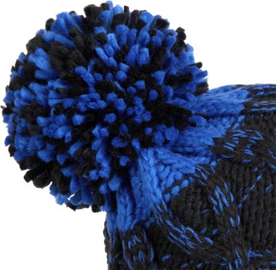 Mütze mit blau-schwarzem Zopfmuster und Bommel.