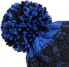 Mütze mit blau-schwarzem Zopfmuster und Bommel.